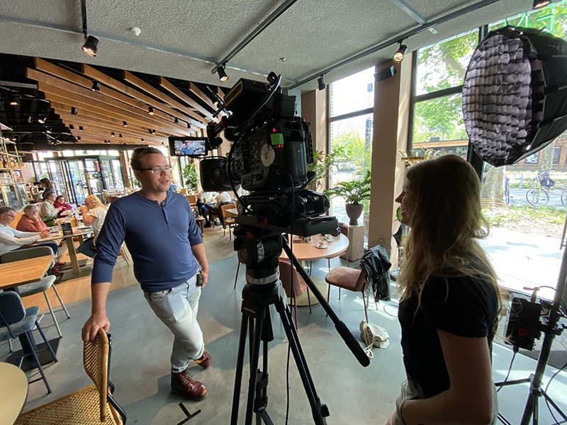 Bedrijfsvideo productie op locatie. Behind-the-scenes van een professionele bedrijfsvideo opname door OX Visuals met interview-setting en studioverlichting.