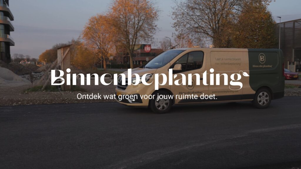 De herkenbare bedrijfswagen van Binnenbeplanting in een sfeerbeeld voor de nieuwe bedrijfsvideo.