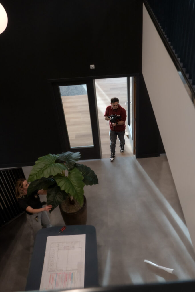 Professionele videograaf filmt het proces van kantoorbeplanting voor een bedrijfsvideo.